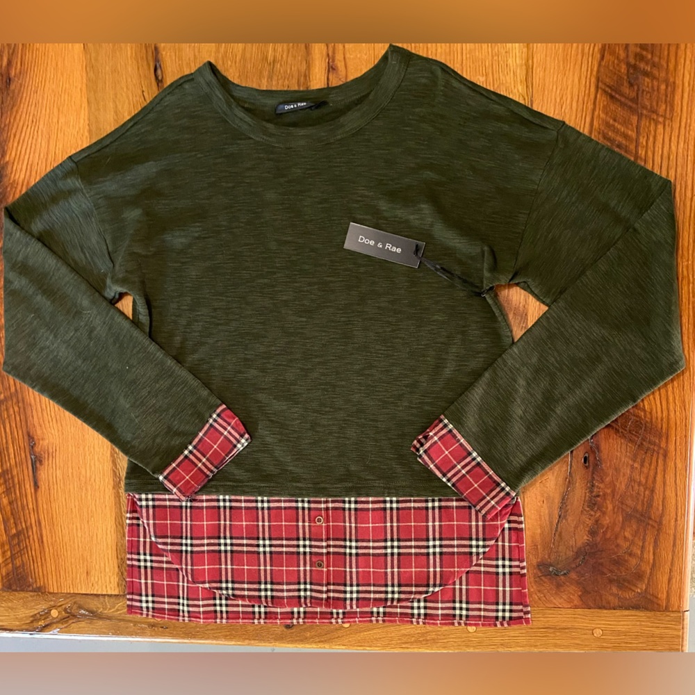 Doe & Rae Forest Green NWT Stretch Top, Faux Plaid Shirt Tails, Great Basic, Lrg
